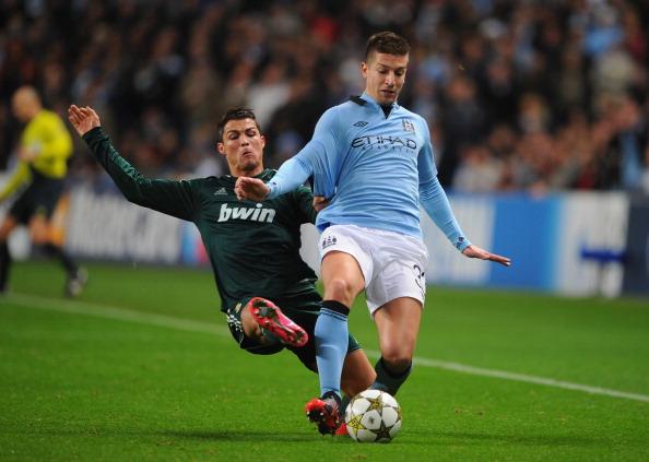 艾顿是湖人队史首位100%命中率0失误且砍两双的首发球员（艾顿成湖人队史首位先发，100%命中零失误豪取两双）