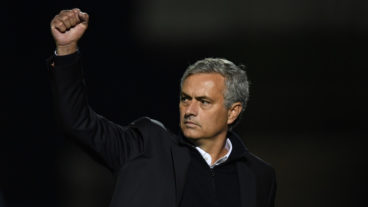 曼联后防连连犯错饱受批评（曼联防线失误不断，备受质疑）