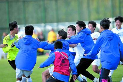 及时救难！对手疑晕厥，汉堡小将武斯科维奇迅速将其舌头拔出（赛场惊险一刻：对手疑似昏厥，汉堡新星武斯科维奇迅速托舌防窒息）