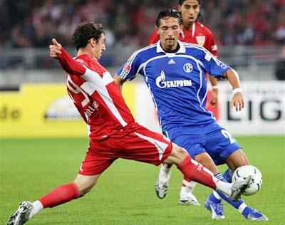 官方：恰尔汗奥卢手腕受伤退出土耳其大名单，不会出战西班牙（土耳其队官方：恰尔汗奥卢因手腕伤势退队，缺席对阵西班牙）