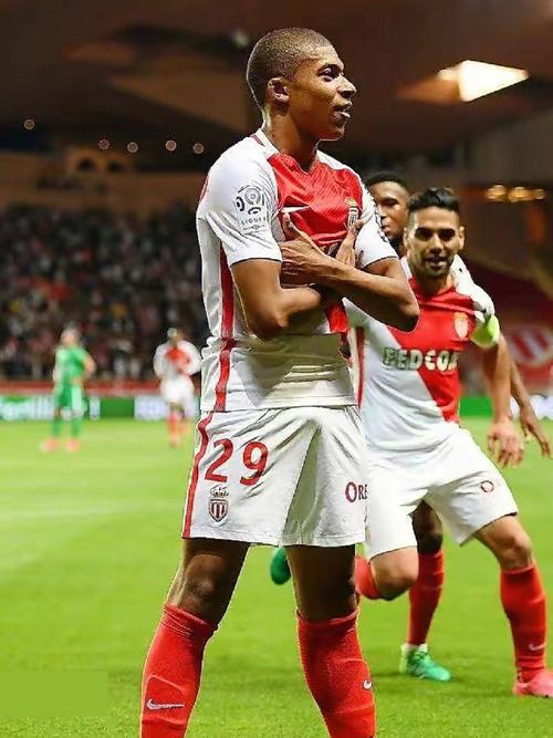 里程碑，国安后卫何宇鹏已在中超出战100场（中超百场达成 国安后卫何宇鹏迎职业里程碑）