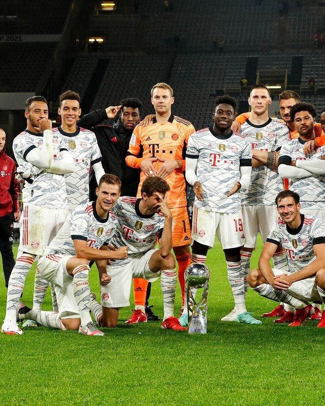 胡尔克完成职业生涯500球里程碑，球迷打出巨型TIFO致敬（胡尔克生涯500球达成，球迷以巨幅TIFO致敬）