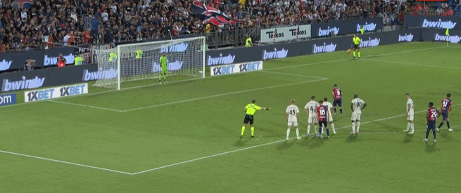 中超赛场争议判罚：VAR判罚引发讨论,（中超争议判罚再起：VAR介入引发热议）