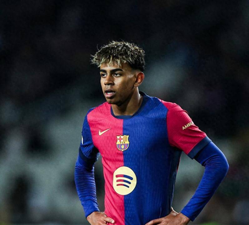 手感火热！小巴里·布朗首节3记三分球轰下11分1板1助1断（状态火热！小巴里·布朗首节连中3记三分，豪取11分1板1助1断）