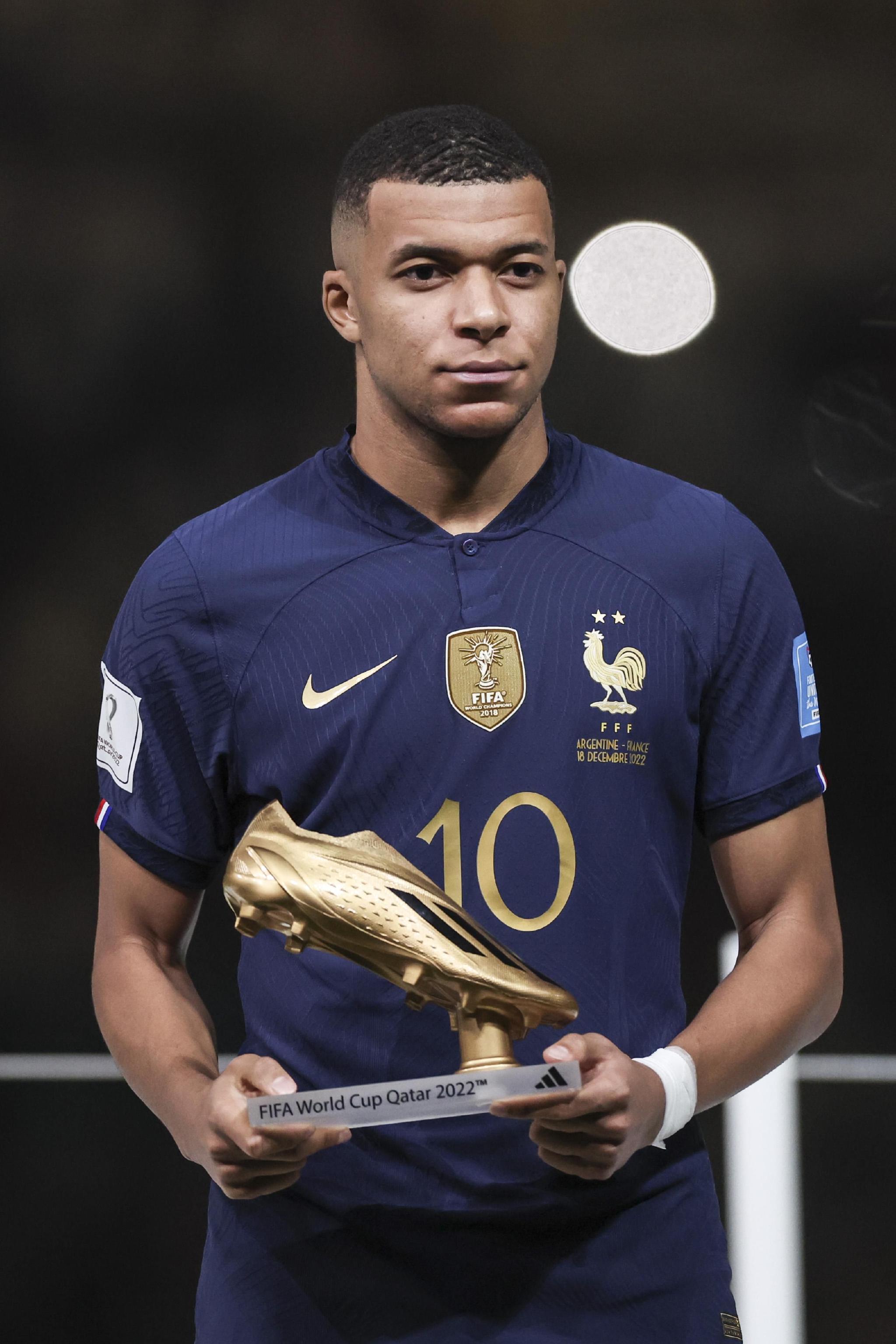 AL晒和拜仁跨界联动：老板菲菲和拜仁名宿皮萨罗交换队服（AL携手拜仁跨界互动：老板菲菲与名宿皮萨罗互换球衣）