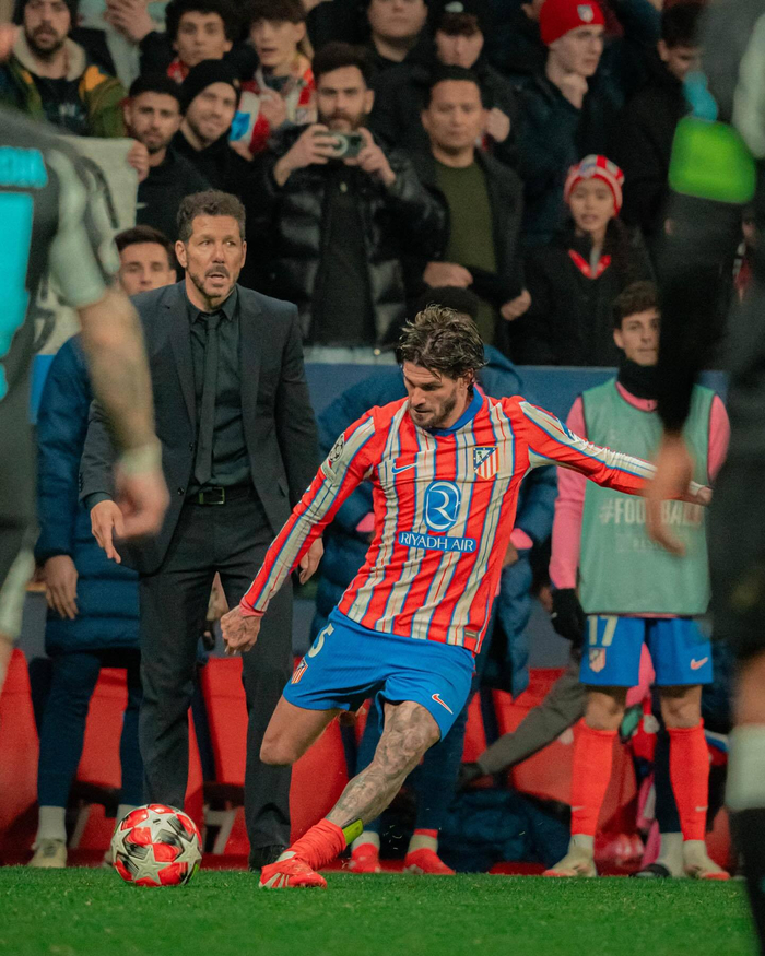 欧文快攻完成压哨上篮