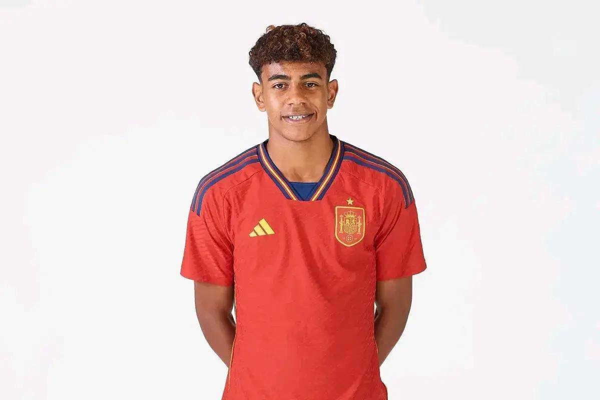 库普梅纳斯：我踢后卫感觉很好；斯帕莱蒂带来了积极的氛围（库普梅纳斯：踢后卫让我感觉良好，斯帕莱蒂为球队注入正能量）