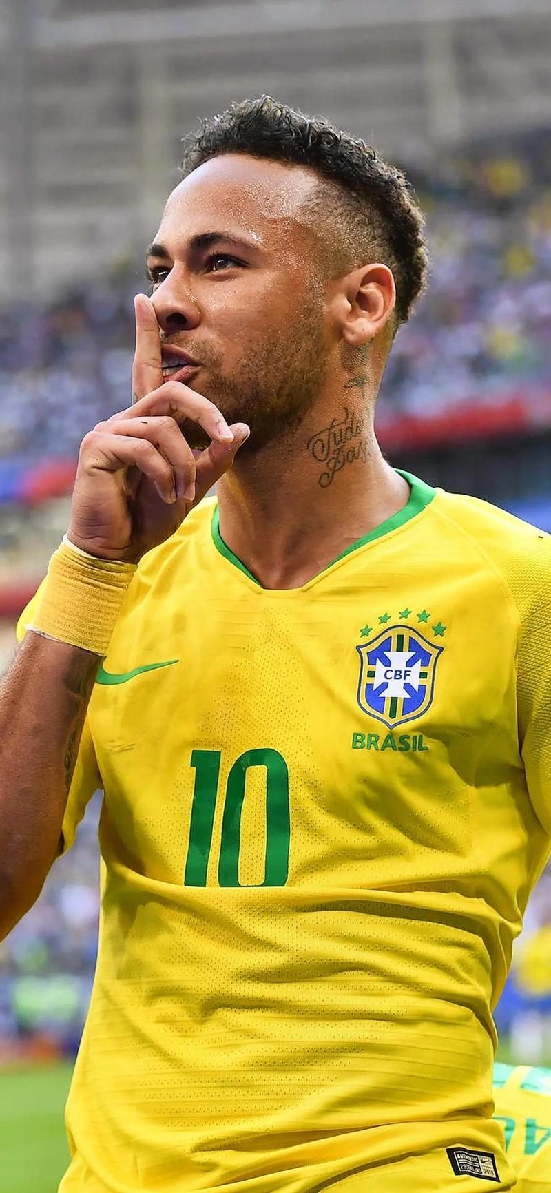 圣埃蒂安主帅：哈兰德将对阵姆巴佩在挪威几乎是全民话题（圣埃蒂安主帅：哈兰德与姆巴佩的对决在挪威掀起全民热议）